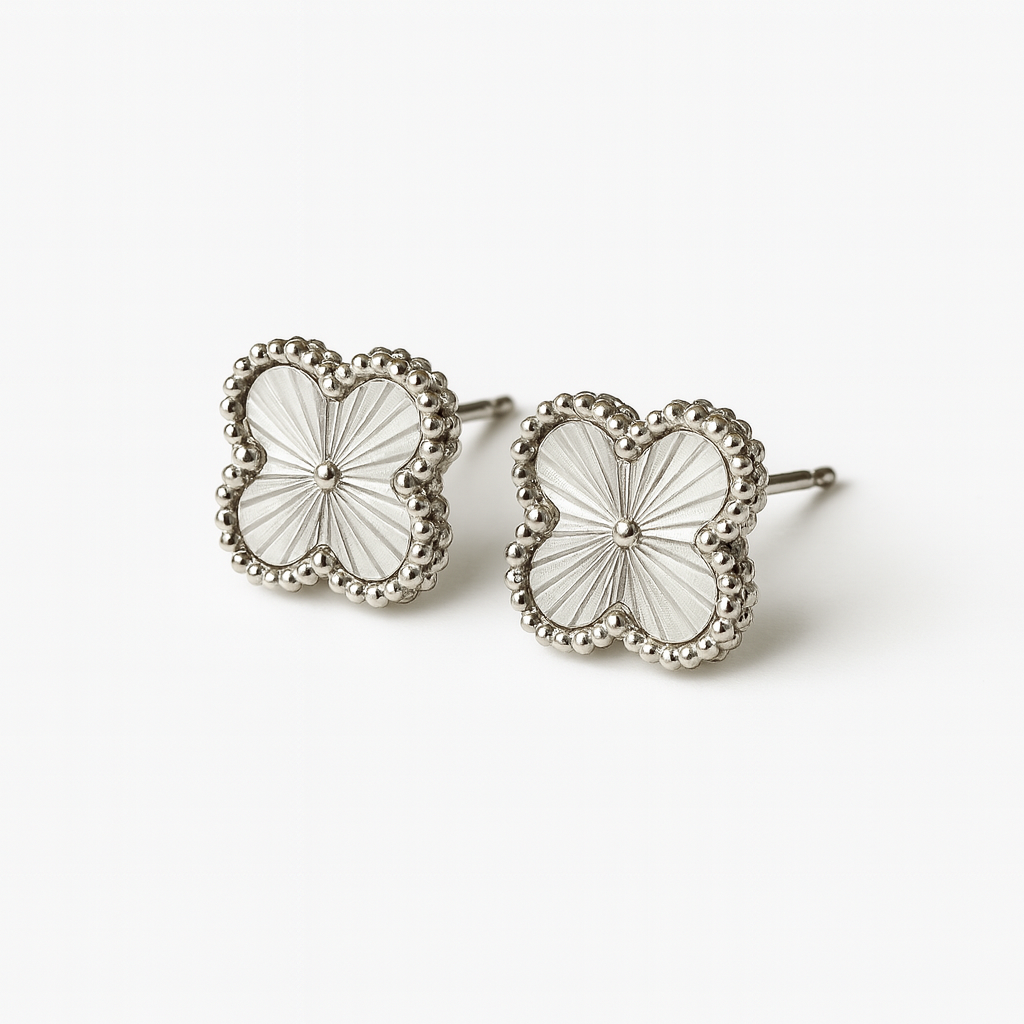 Négylevelű ezüst fülbevaló domborított mintával 925%