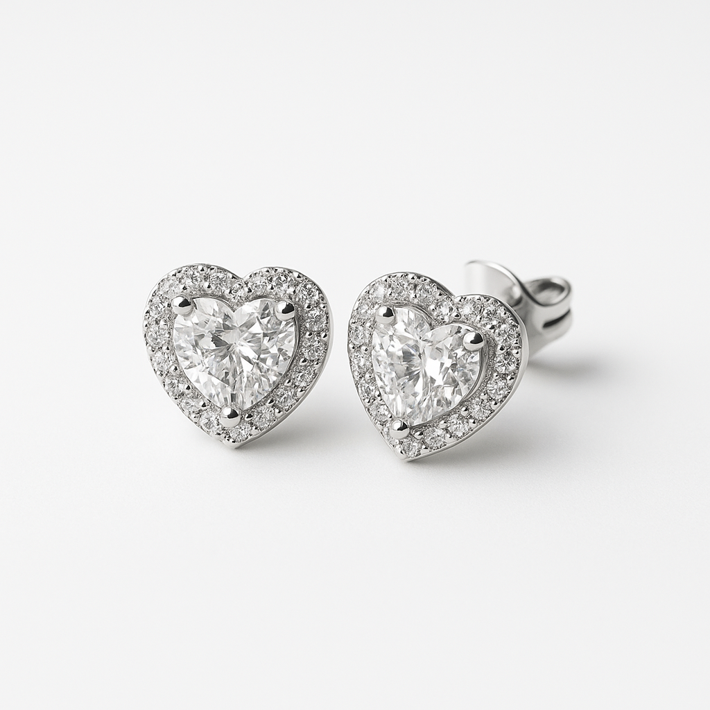 Szív alakú ezüst fülbevaló ragyogó cirkónia központi kővel 925%